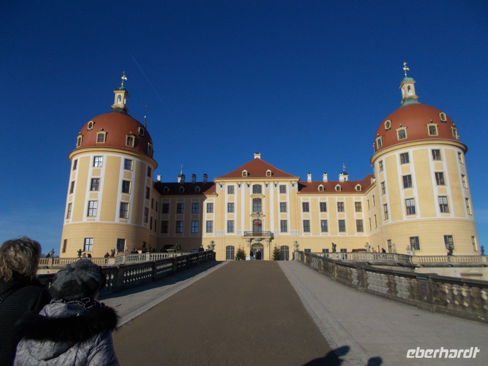 DSCN9624.JPG  Schloss  Auffahrt