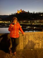 Ein letztes Prosit im alten Jahr auf der Alten Mainbrücke, Wü.
