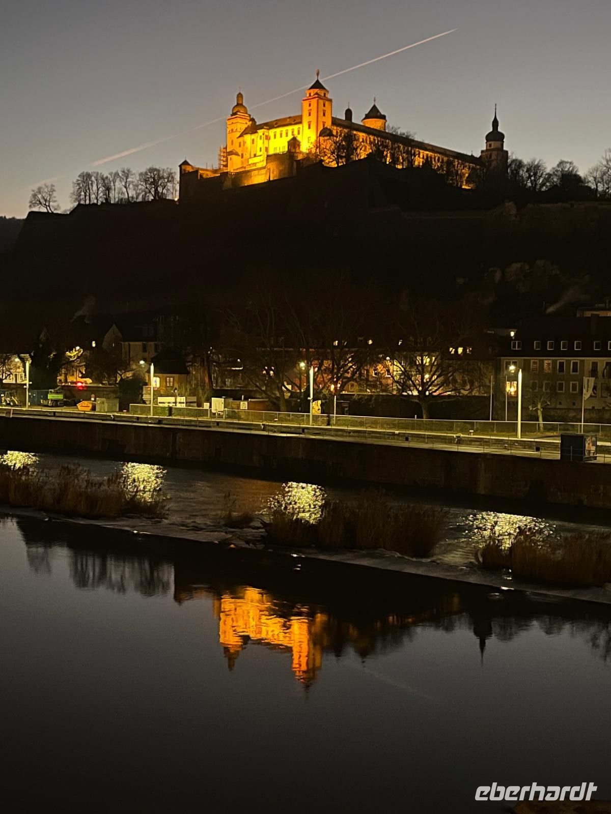 fantastische Impressionen am Abend des 31.12.2024 mit Blick auf die Festung Marienberg von der Alten  Mainbrücke aus