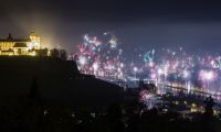 Silvesterfeuerwerk am Mainufer  zum Jahresbeginn 2025