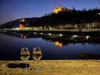 Alte Mainbrücke Würzburg, im Hintergrund und im Main gespiegelt, die Festung Marienberg