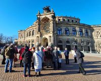 Reisegruppe an der Semperoper