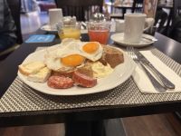 üppiges Frühstück im Hilton