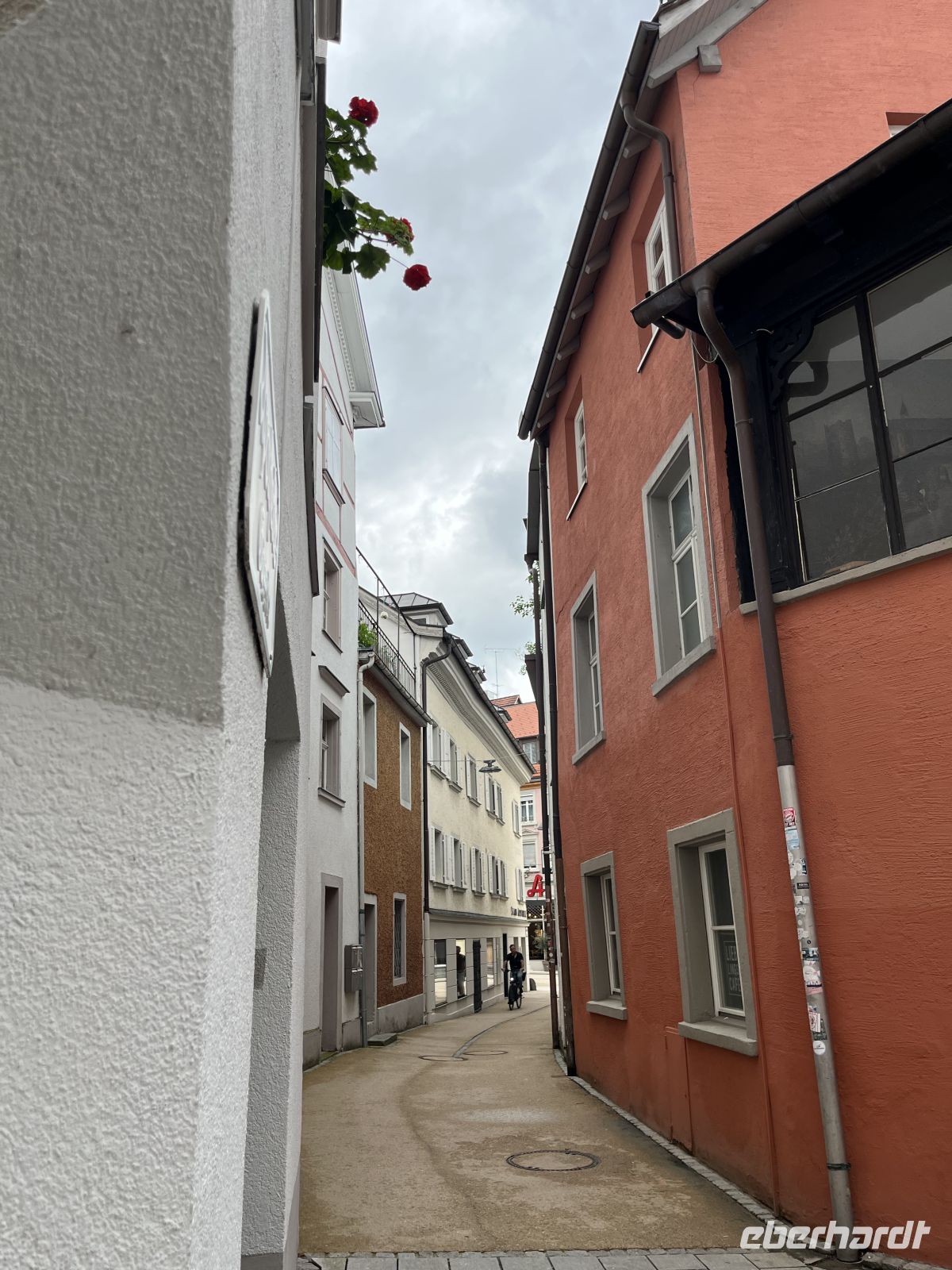 Bodenseerundreise 8.06.25 Bregenz - Stadtführung - Blick in die Apotheker Gässele
