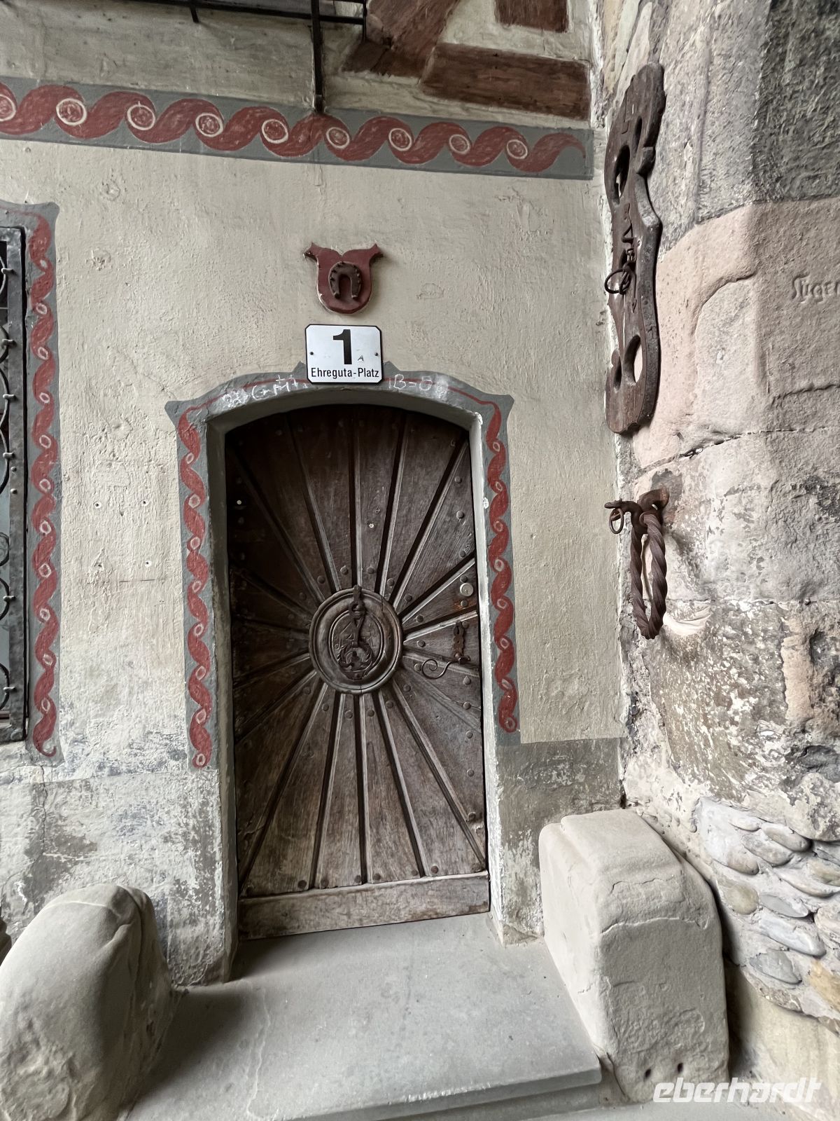 Bodenseerundreise 8.06.25 Bregenz - Stadtführung- Tür auf den Ehregutaplatz