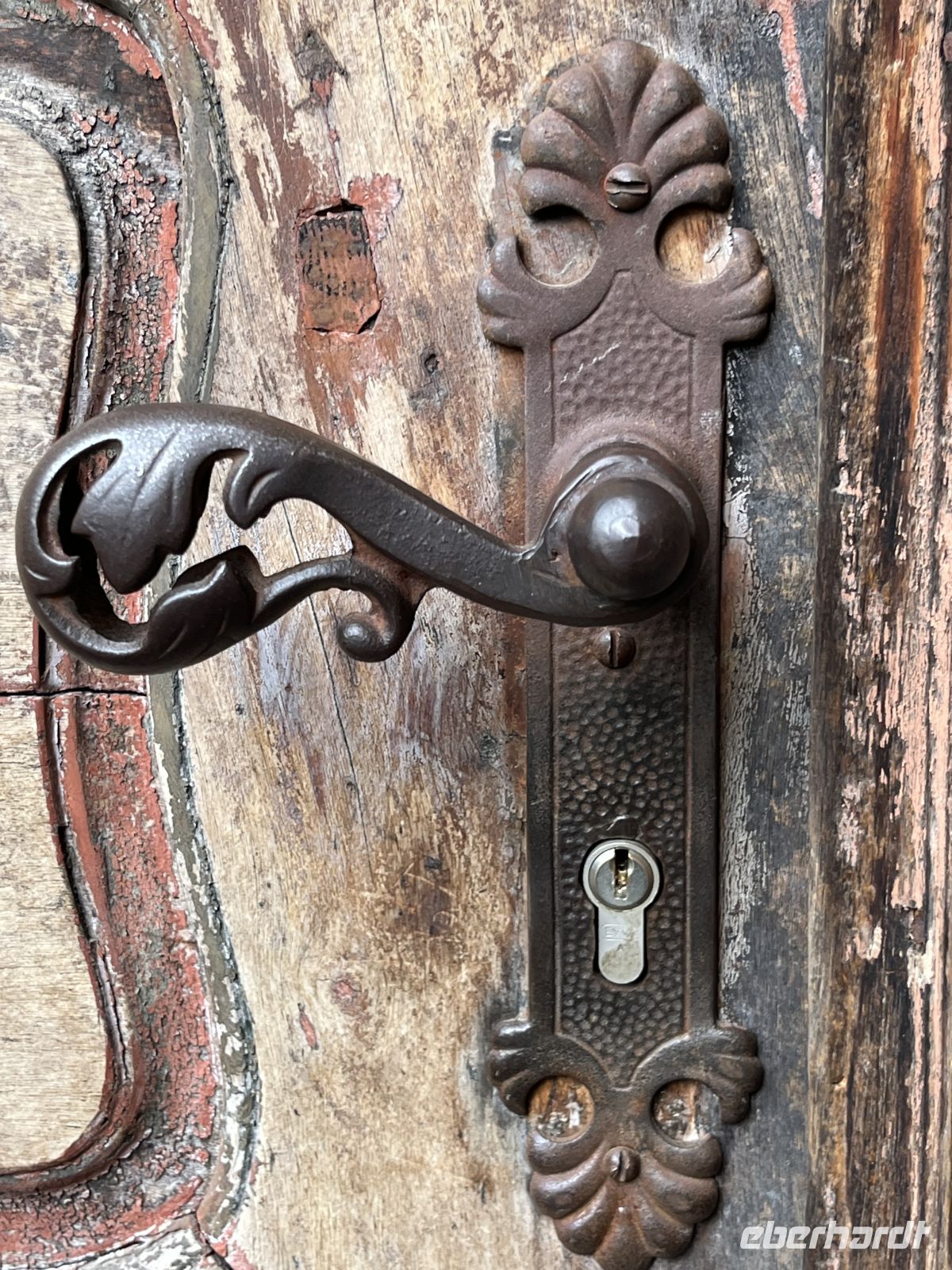 Bodenseerundreise 8.06.25 Bregenz - Stadtführung- kunstvoll verzierte Türklinke (nur das Schloß passt nicht)