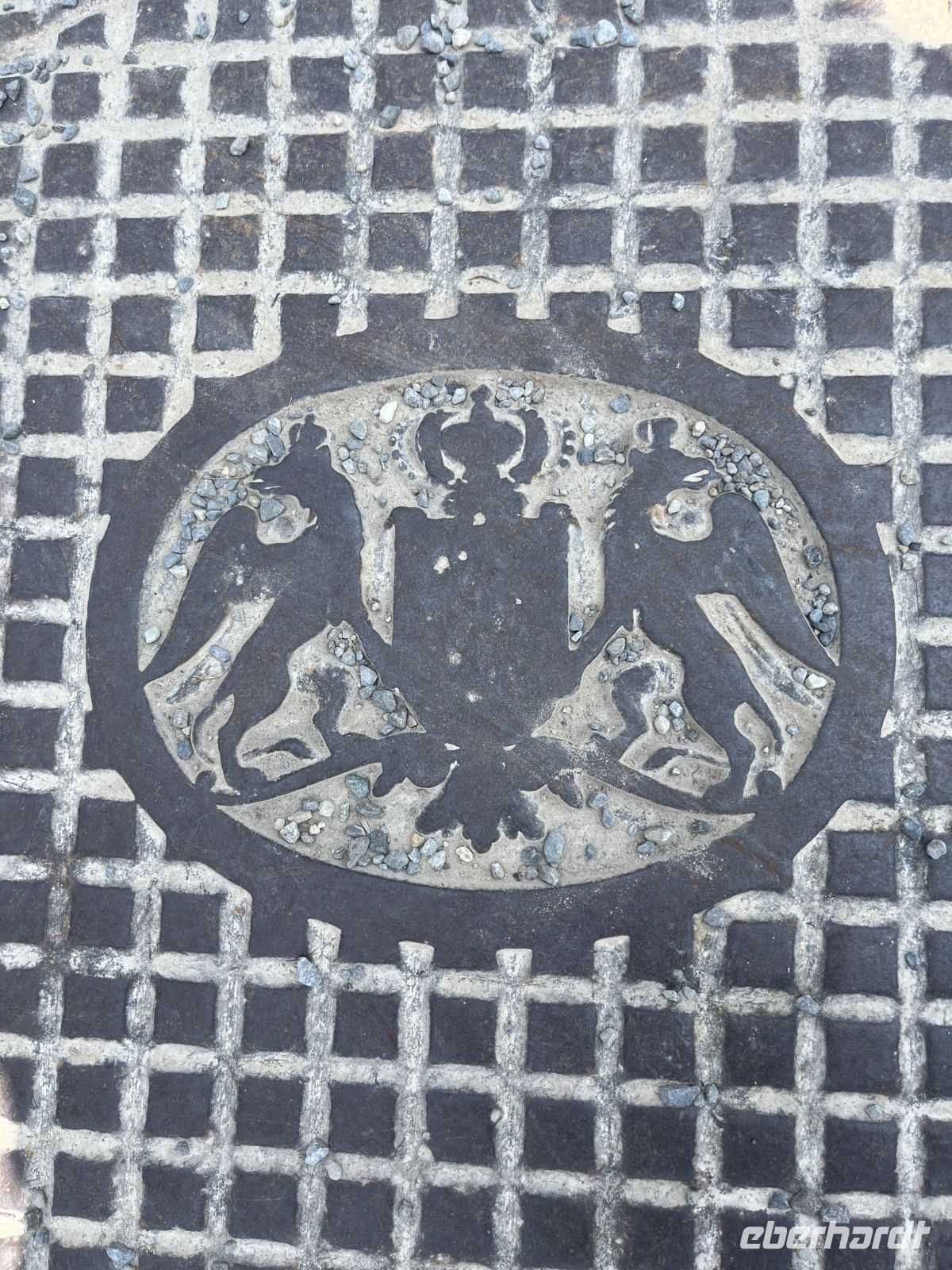 Bodenseerundreise 9.06.25 Insel Mainau -Kanaldeckel mit...? vor dem Rosengarten