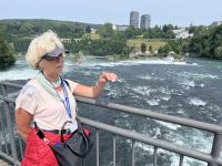 Bodenseerundreise 10.06.25   Rheinfall Schaffhausen- auf der Brücke zum Schloß