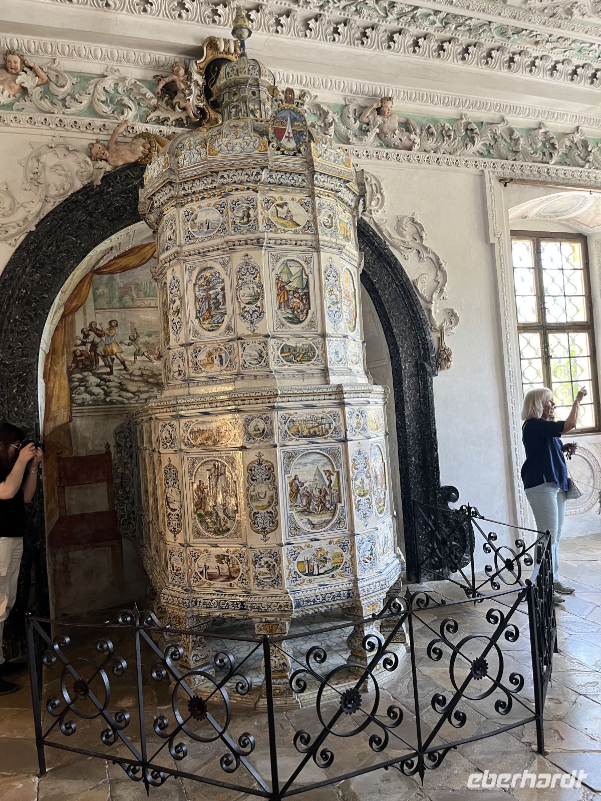 Bodenseerundreise 11.06.25  Schloß Salem- Kachelofen aus dem 17Jh.-Befeuerung aus dem hinterliegendem Raum (Küche)