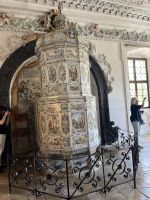 Bodenseerundreise 11.06.25  Schloß Salem- Kachelofen aus dem 17Jh.-Befeuerung aus dem hinterliegendem Raum (Küche)