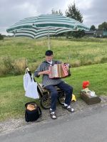 ein Musikant spielt am Markttag auf