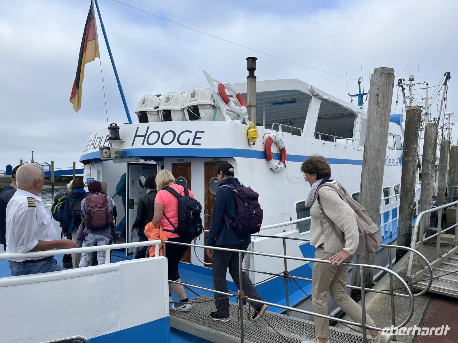 Die Gruppe geht aufs Schiff Richtung Hallig Hooge