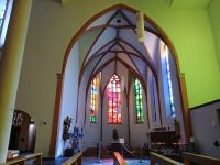 Künstlerische Kirchenfenster in Cochem