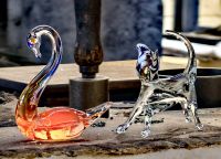 In Windeseile entstehen vor unseren Augen ein Schwan und eine Katze