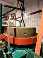 Mit diesem Mühlstein werden die Körner zu Senfmehl, Monschau
