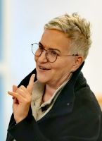 Sie erklärt uns mit ganzer Leidenschaft, wie der Senf entsteht, Monschau