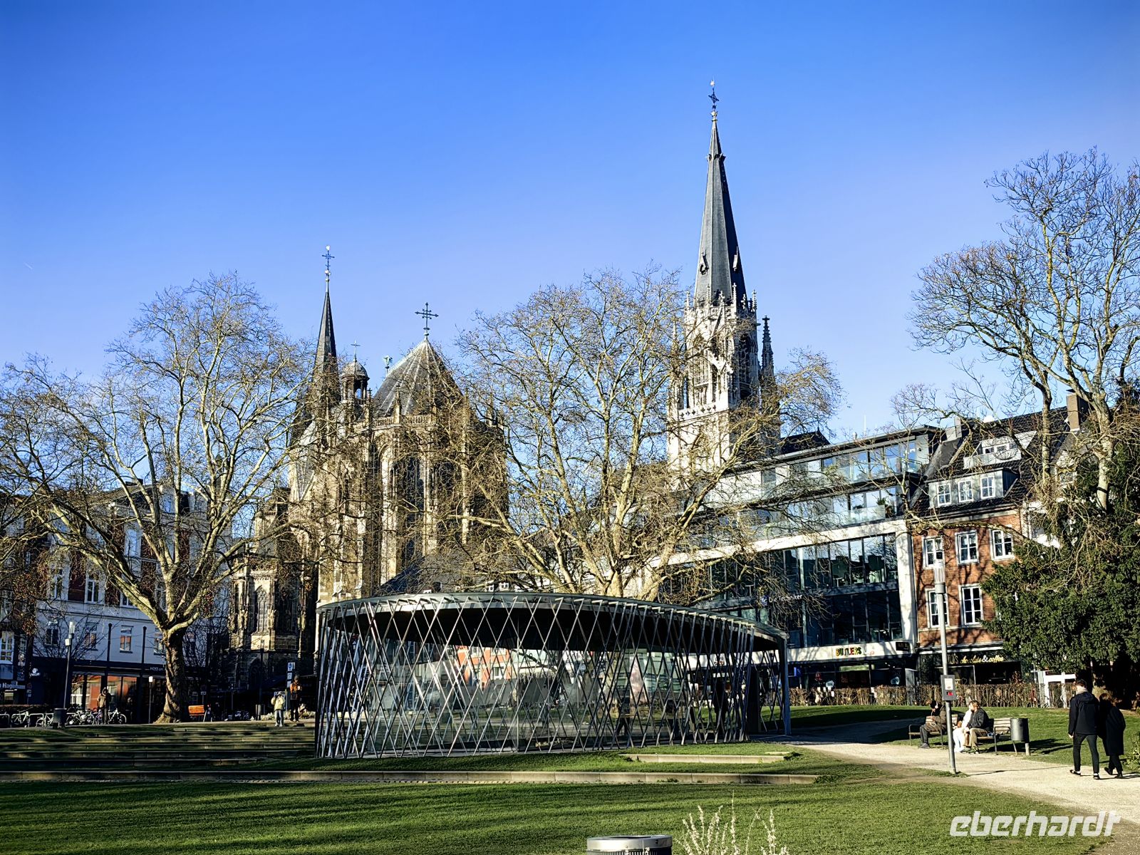 Innenstadt von Aachen mit dem Dom und Sankt Folian Kirche rechts