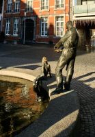 Kleines Mädchen am Geldbrunnen in Aachen