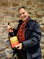Reiseleiter Hilbert mit der 6 Liter Flasche Val Dieu Bier