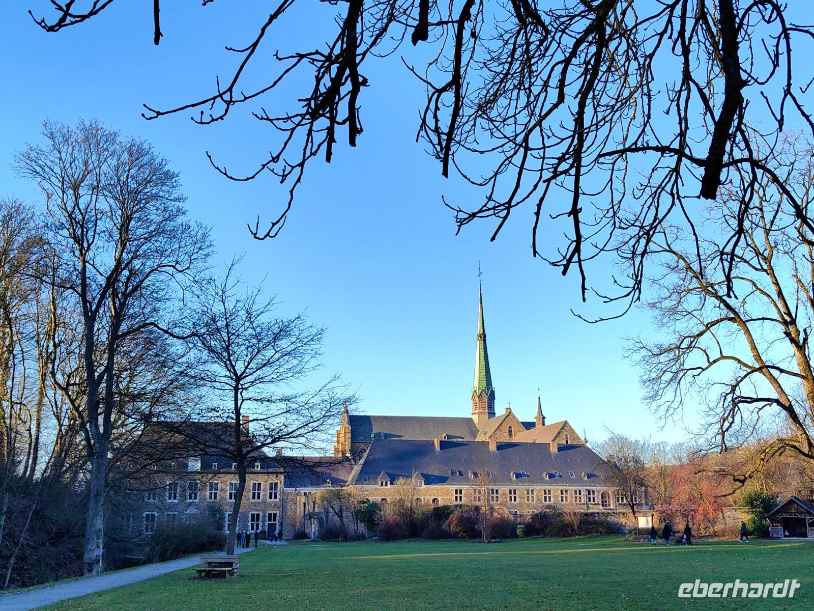 Kloster Val Dieu bei schönstem Winterhimmel