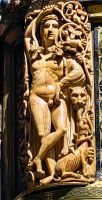 Geschnitzte Elfenbeinfigur an der Heinrichskanzel im Aachener Dom