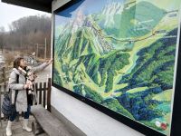 Die Reiseleiterin stellt den Wendelstein vor