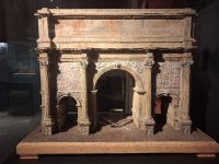 Nachbildung des Konstantinsbogens in Rom aus Kork