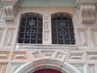 Inschrift über dem Torbogen am Haus in Aschaffenburg