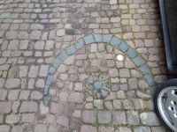 Ein Schildbürgerstreich im Straßenpflaster