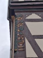 Farbige Holzornamentik im Fachwerk