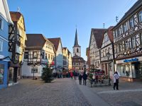 Der Blick zum Turm der Stadtpfarrkirche St. Michael  