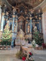 Der Hauptaltar mit Jesuskind in der Holzkrippe