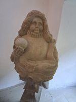 Skulptur mit Weltenkugel