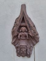 Hausfigur an der Fassade