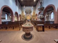 Innenraum der Stadtpfarrkirche St. Michael mit Taufbecken