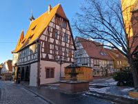Das historische Rathaus mit geschmücktem Brunnen