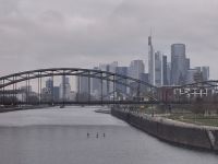 Die Skyline von Frankfurt am Main mit Eisenbahnbrücke
