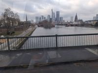 Die Frankfurter Skyline vom Bus aus gesehen