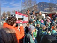 Der Ehrenlokführer Stephan Eberharter wird begrüßt