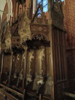  kunstvoll geschnitztes Chorgestühl