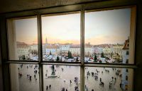Blick aus der Frauenkirche auf den Weihnachtsmarkt auf dem Neumarkt. 