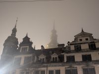 Das Dresdner Schloss im abendlichen Nebel.