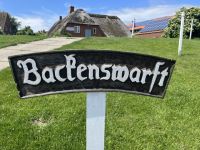 die erste Warft nach dem Anleger auf Hallig Hooge &ndash; &copy; Thomas Hahn (Eberhardt TRAVEL)