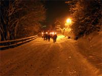 Romantischer Fackelzug zur Kirche in Altenbrak am Heiligabend