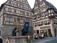 Vor dem Fleischhaus in Rothenburg