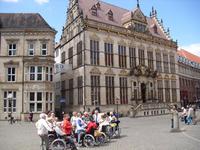 Die Gruppe vor dem Schütting auf dem Bremer Marktplatz