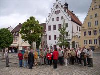 Unsere Gruppe bei der Stadtführung auf dem Marktplatz in Wemding