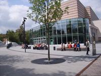 Vor der Konzerthalle in Bamberg