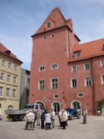 vor einem mittelalterlichen Wohnturm in Regensburg