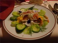 KrÃ€uterpfannkuchenschnecke+RÃ€ucherlachs auf Gurkencarpaccio